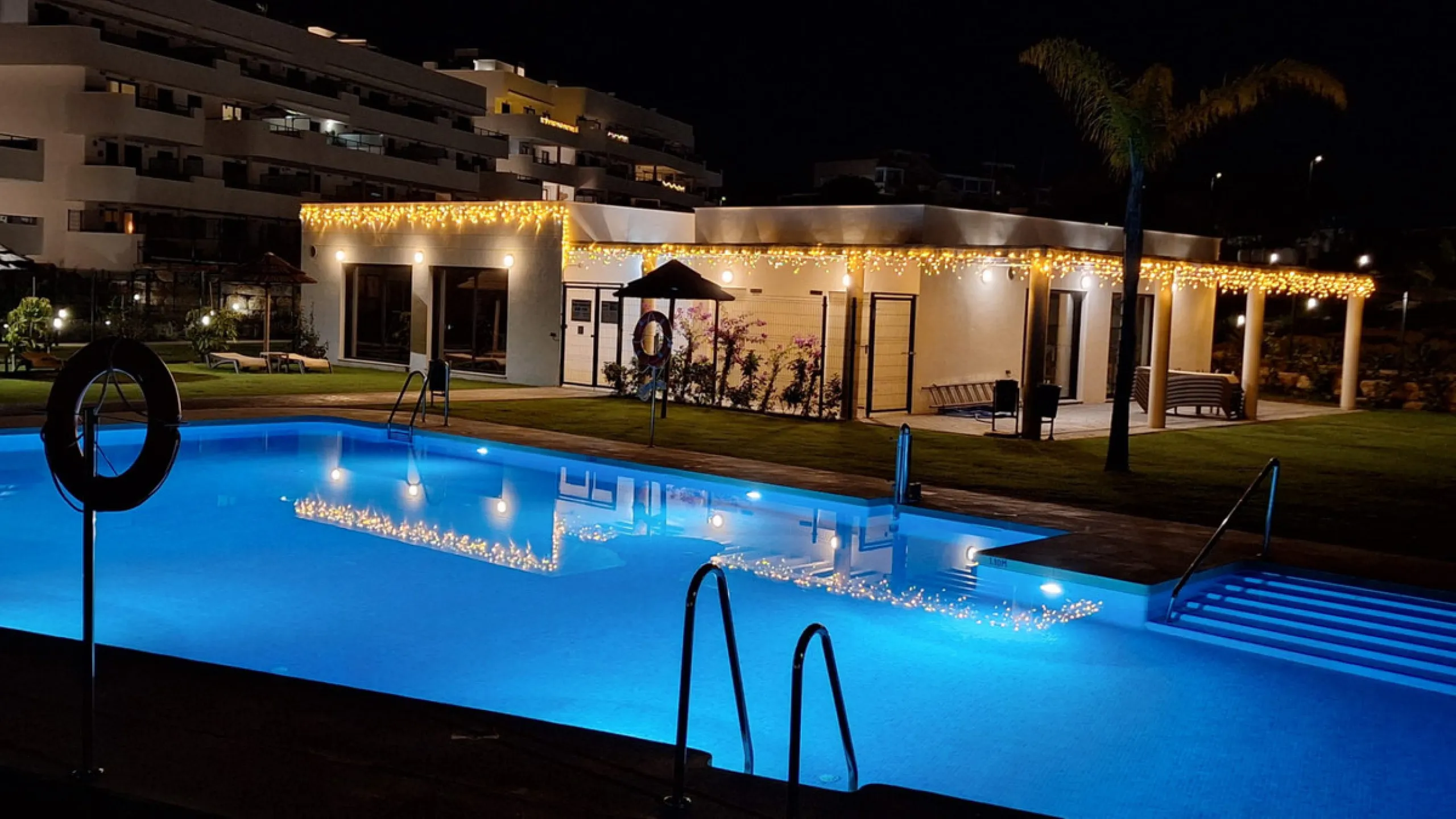 Ground Floor Apartment for sale in Estepona East, Estepona with 2 bedrooms, 2 bathrooms, 2 en suite bathrooms and with orientation south, with communal swimming pool, private garage (1 parking spaces) and private garden. Regarding property dimensions, it 