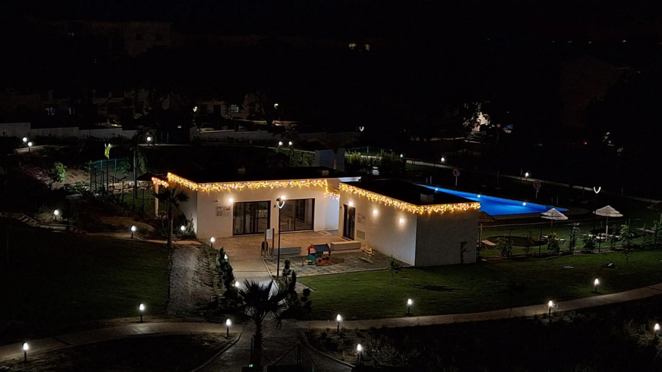 Ground Floor Apartment for sale in Estepona East, Estepona with 2 bedrooms, 2 bathrooms, 2 en suite bathrooms and with orientation south, with communal swimming pool, private garage (1 parking spaces) and private garden. Regarding property dimensions, it 