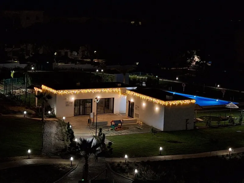 Ground Floor Apartment for sale in Estepona East, Estepona with 2 bedrooms, 2 bathrooms, 2 en suite bathrooms and with orientation south, with communal swimming pool, private garage (1 parking spaces) and private garden. Regarding property dimensions, it 