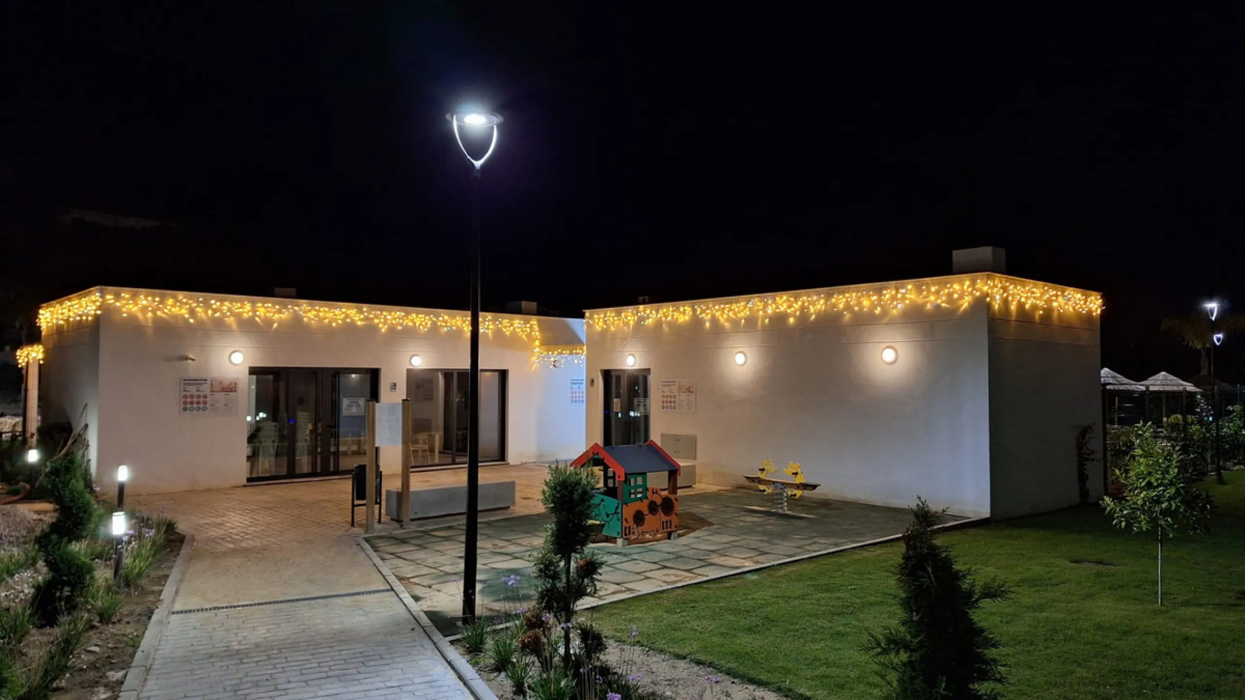 Ground Floor Apartment for sale in Estepona East, Estepona with 2 bedrooms, 2 bathrooms, 2 en suite bathrooms and with orientation south, with communal swimming pool, private garage (1 parking spaces) and private garden. Regarding property dimensions, it 