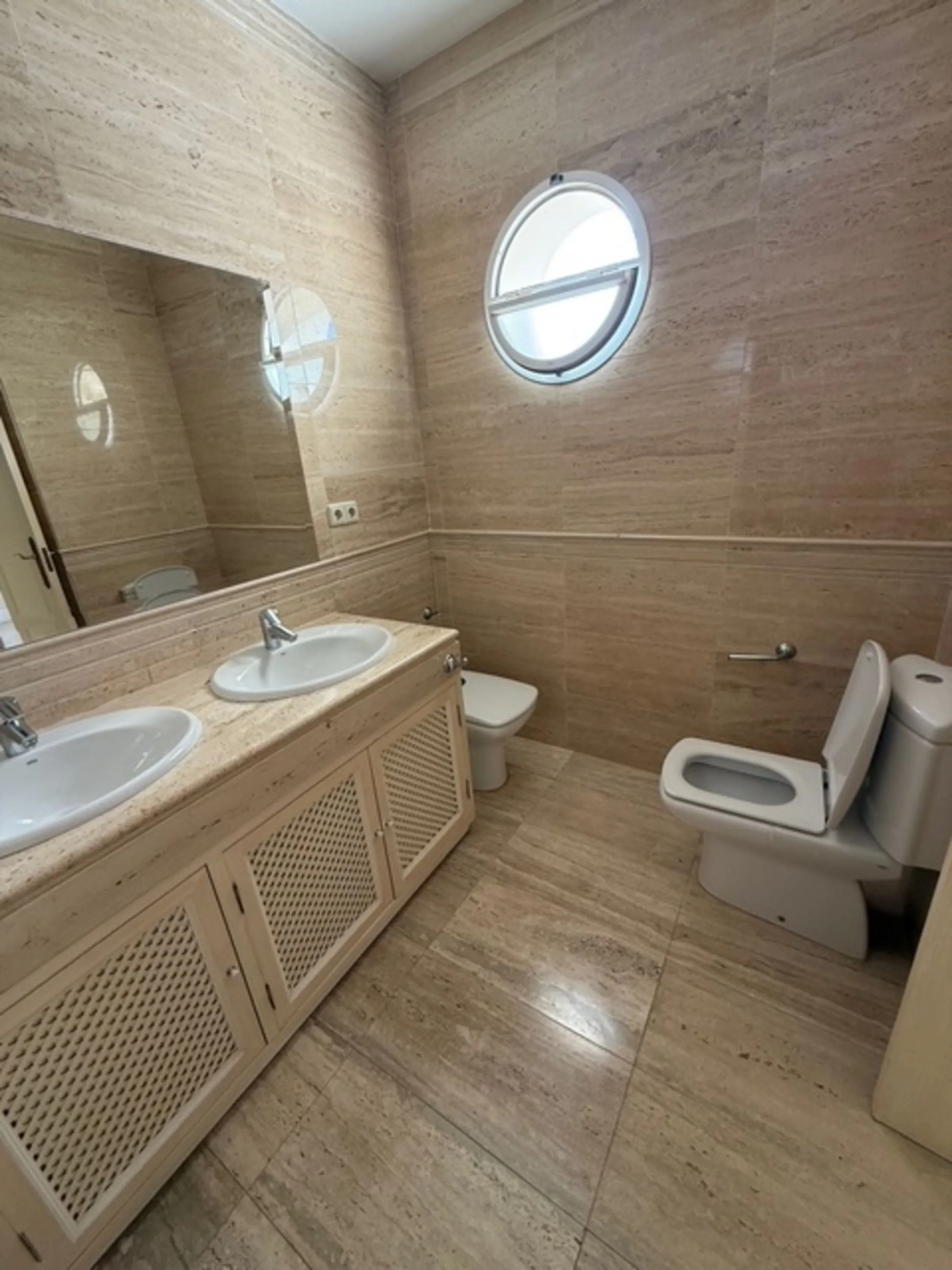 A rare opportunity to find a penthouse in Nueva Andalucia with almost 300 m2 terrace wrapped around the 3 bed apartment.