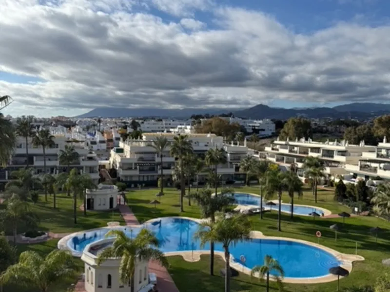 A rare opportunity to find a penthouse in Nueva Andalucia with almost 300 m2 terrace wrapped around the 3 bed apartment.