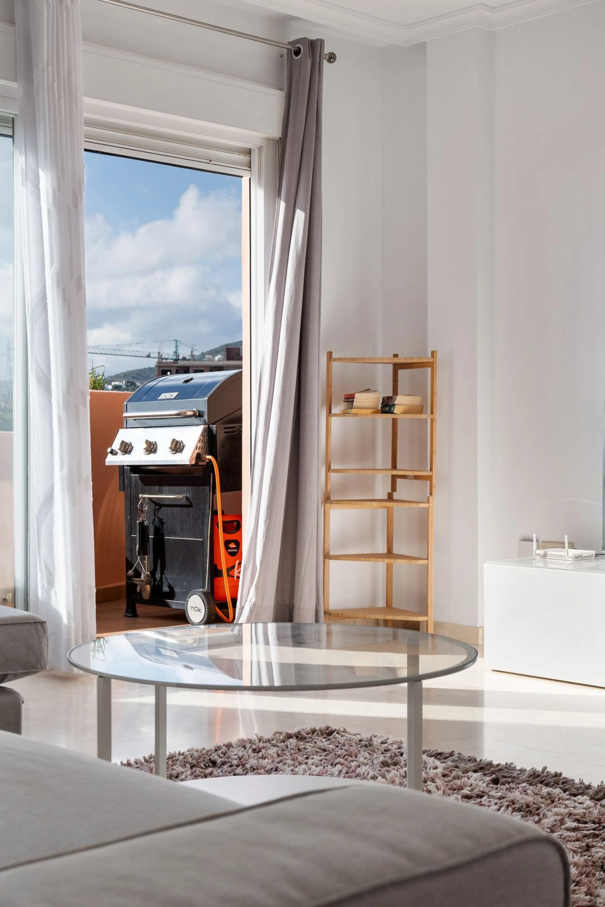 Modern 2-Bedroom with Private Underground Parking with lift access & a community Pool