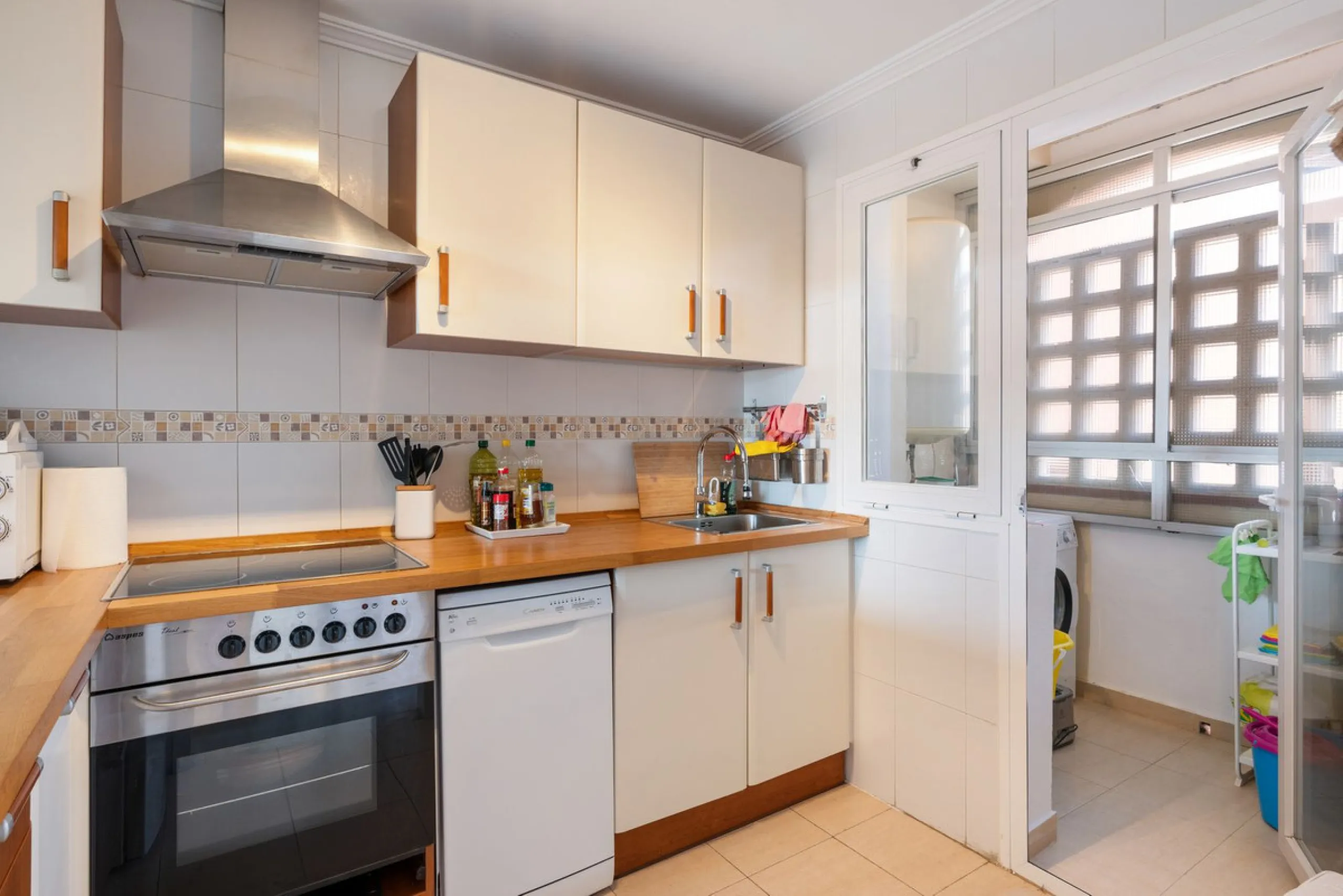 Modern 2-Bedroom with Private Underground Parking with lift access & a community Pool