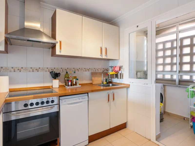 Modern 2-Bedroom with Private Underground Parking with lift access & a community Pool