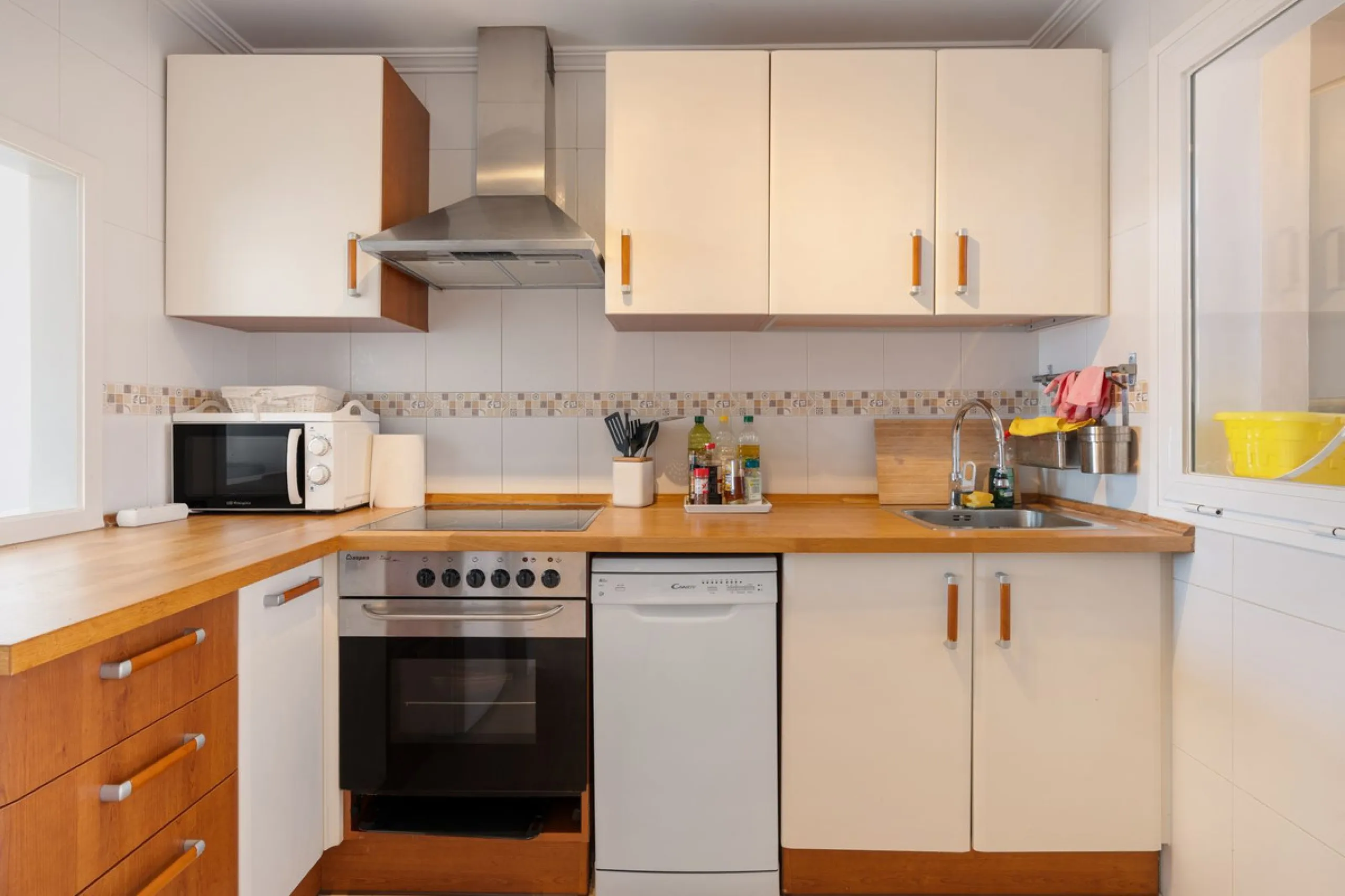 Modern 2-Bedroom with Private Underground Parking with lift access & a community Pool