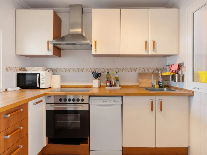 Modern 2-Bedroom with Private Underground Parking with lift access & a community Pool