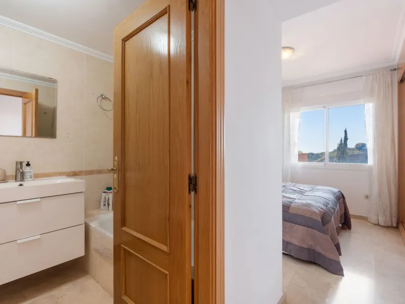 Modern 2-Bedroom with Private Underground Parking with lift access & a community Pool