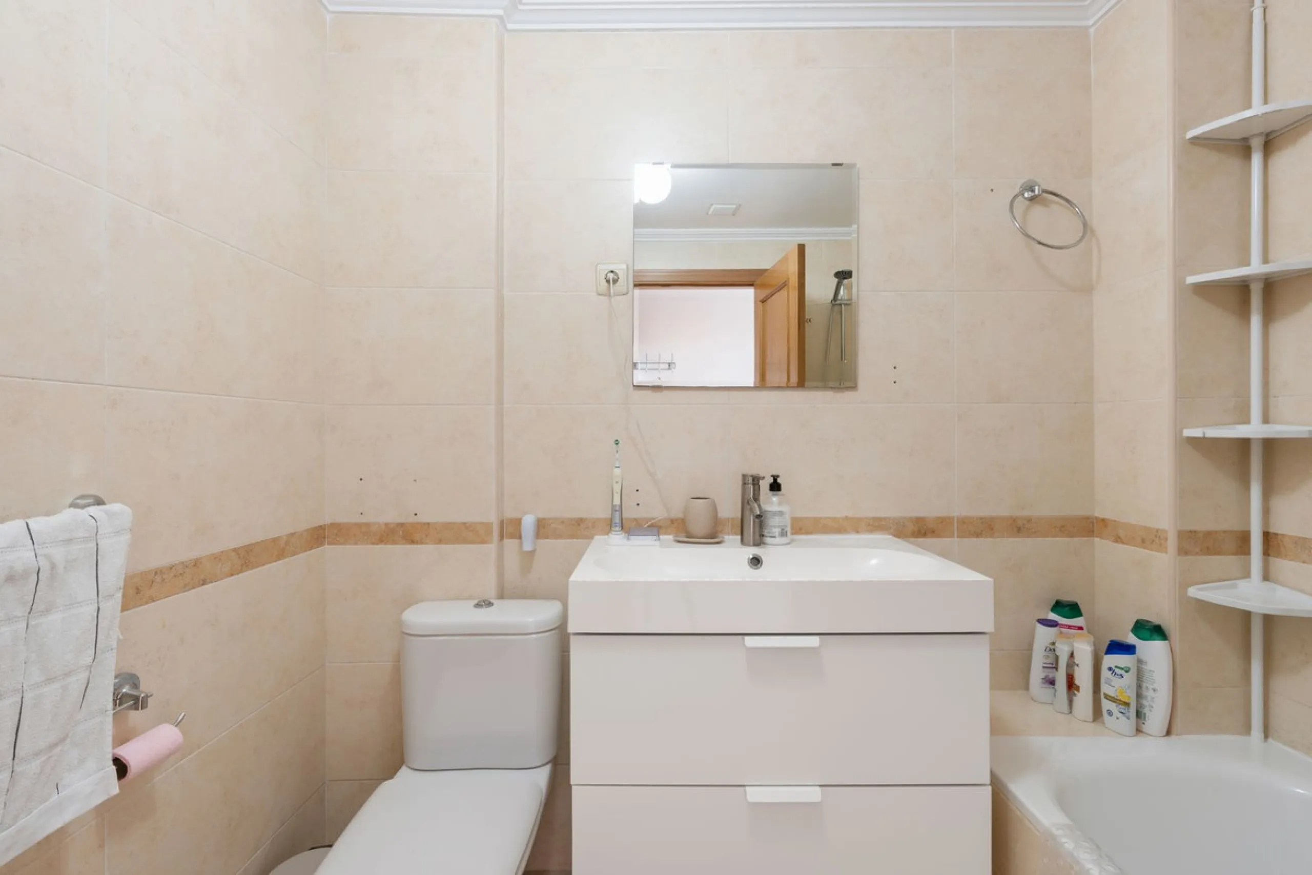 Modern 2-Bedroom with Private Underground Parking with lift access & a community Pool