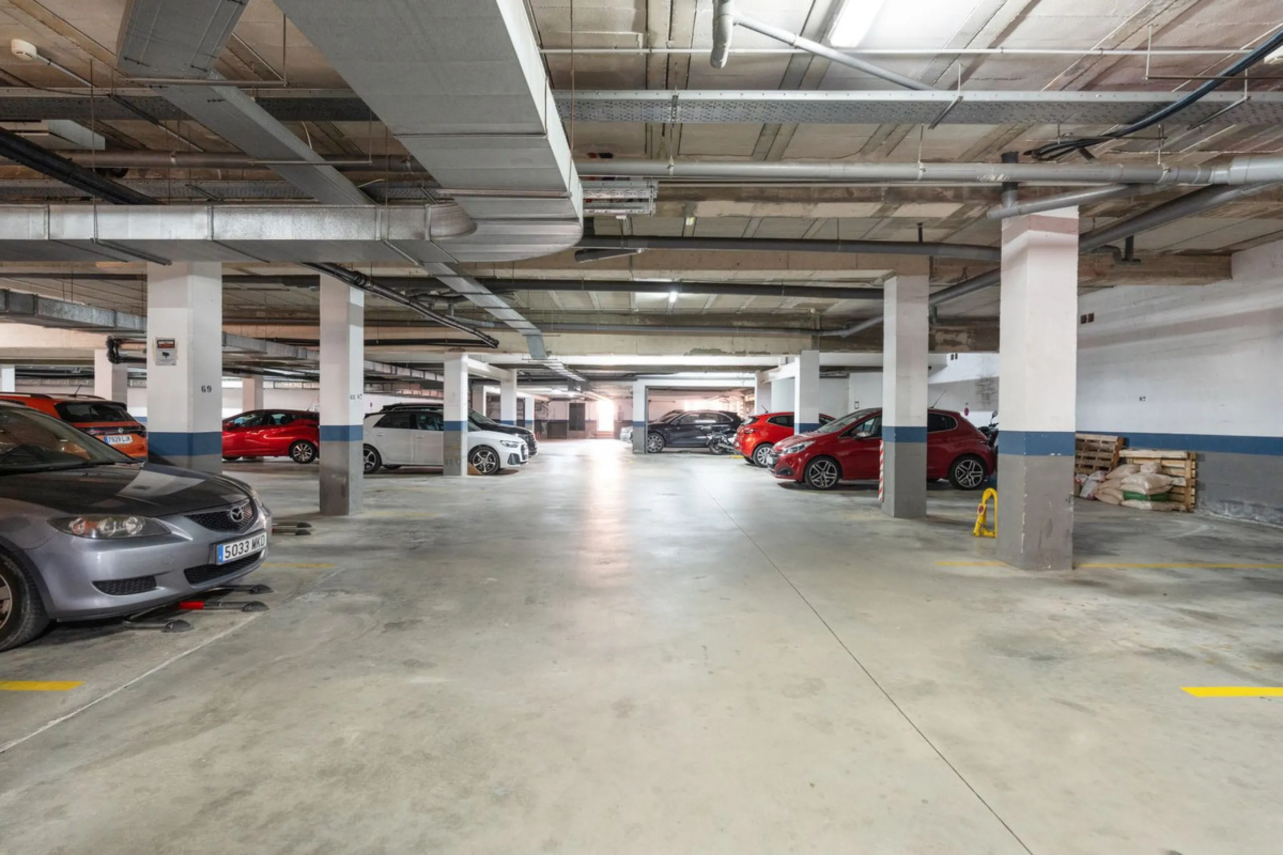 Modern 2-Bedroom with Private Underground Parking with lift access & a community Pool