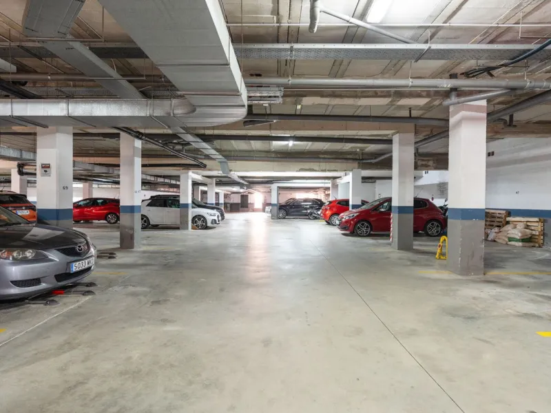 Modern 2-Bedroom with Private Underground Parking with lift access & a community Pool