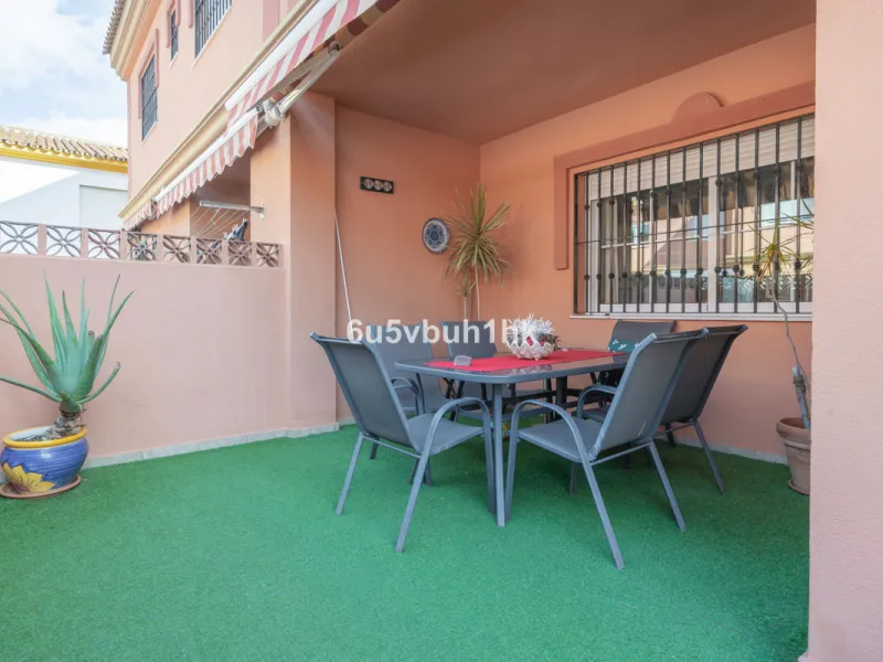We are delighted to present this exceptional family home located in the very heart of Fuengirola, just 350 metres from the beach. Its unbeatable location places it behind the National Police Station and only a few steps from the Town Hall, surrounded by s