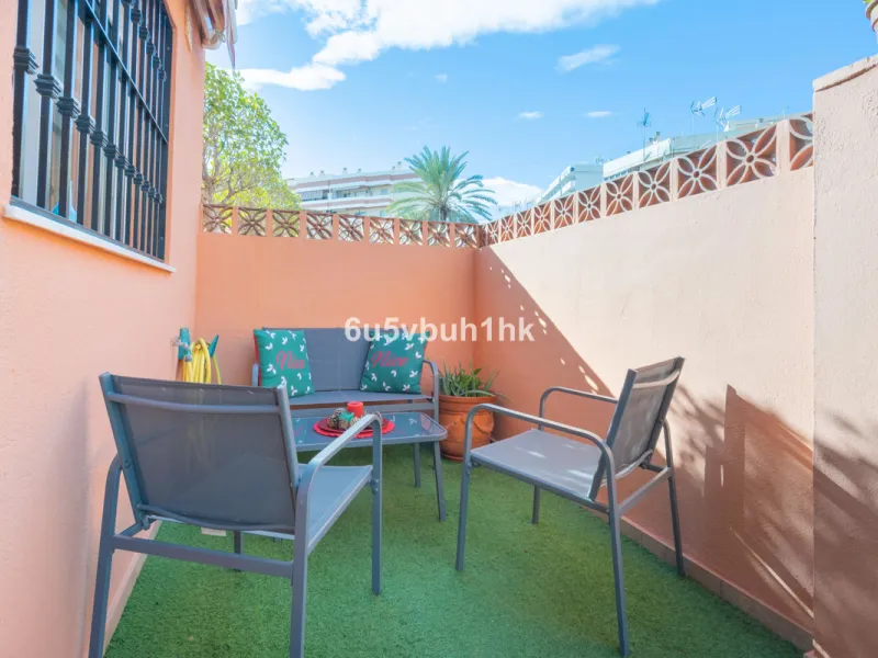 House - Semi-Detached House в продаже в Fuengirola, Málaga. В доме 4 спален и 4 ванных комнат. Площадь дома 265 м²