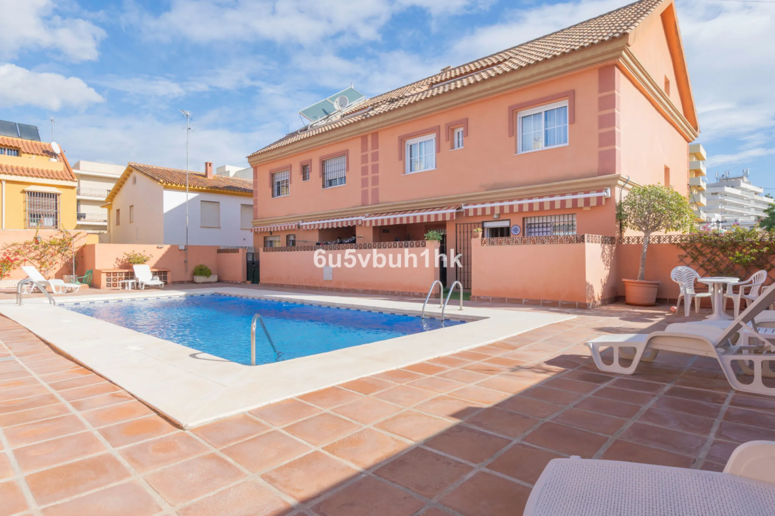 House - Semi-Detached House в продаже в Fuengirola, Málaga. В доме 4 спален и 4 ванных комнат. Площадь дома 265 м²