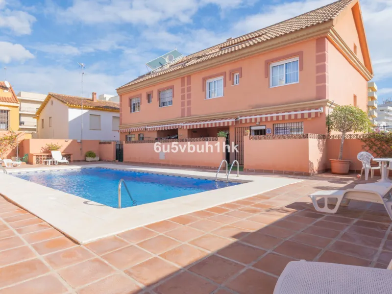 House - Semi-Detached House в продаже в Fuengirola, Málaga. В доме 4 спален и 4 ванных комнат. Площадь дома 265 м²