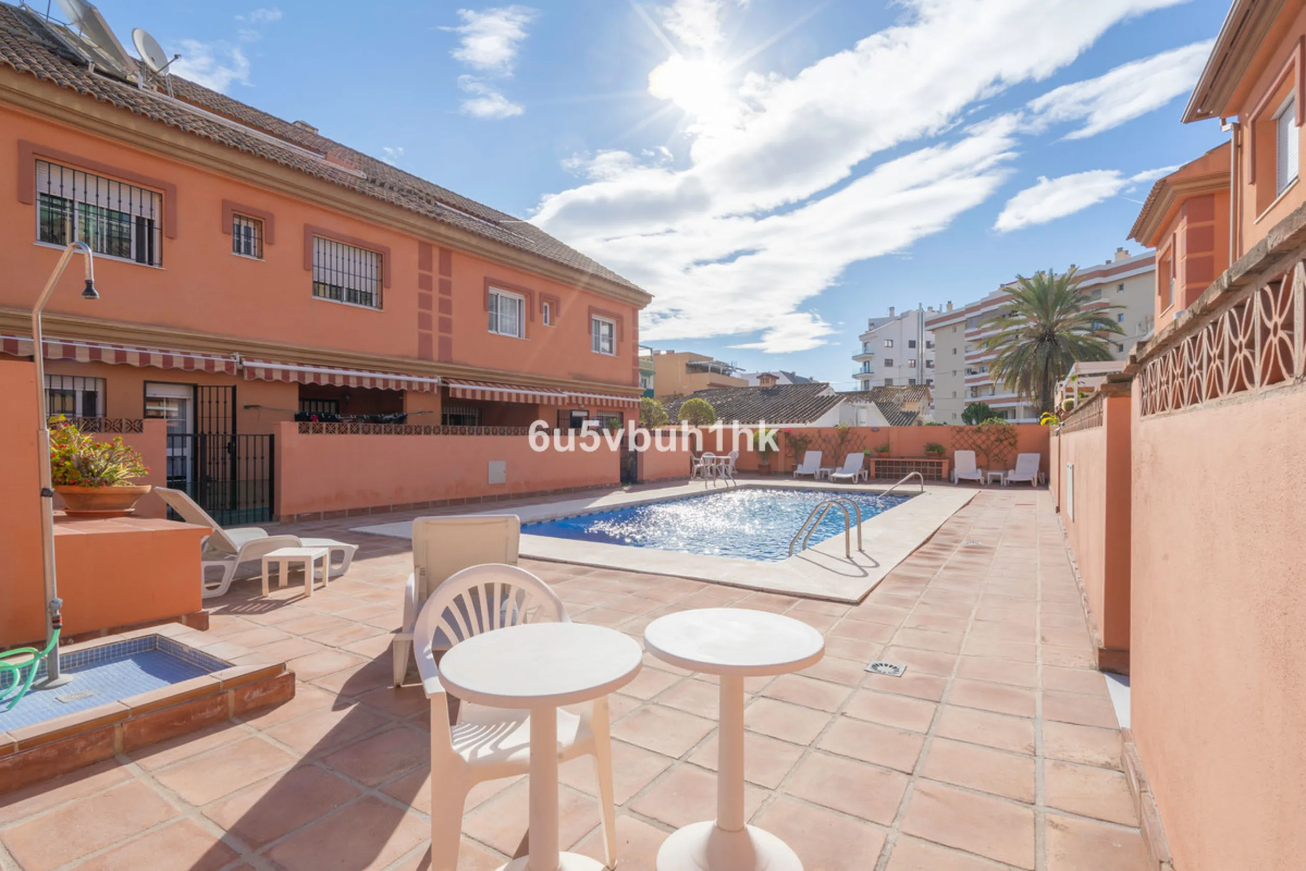 House - Semi-Detached House в продаже в Fuengirola, Málaga. В доме 4 спален и 4 ванных комнат. Площадь дома 265 м²