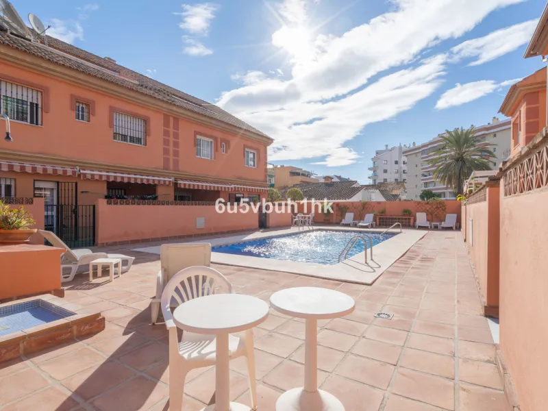 House - Semi-Detached House в продаже в Fuengirola, Málaga. В доме 4 спален и 4 ванных комнат. Площадь дома 265 м²