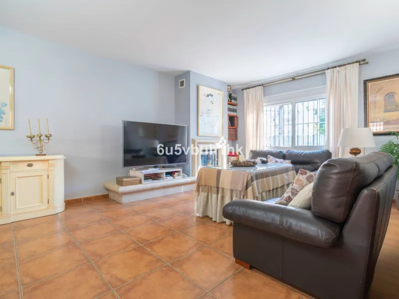 House - Semi-Detached House в продаже в Fuengirola, Málaga. В доме 4 спален и 4 ванных комнат. Площадь дома 265 м²