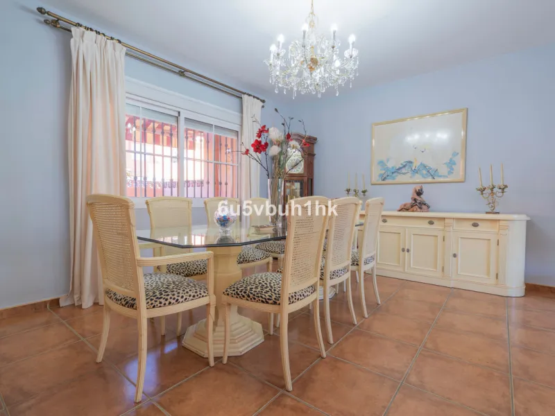 House - Semi-Detached House в продаже в Fuengirola, Málaga. В доме 4 спален и 4 ванных комнат. Площадь дома 265 м²