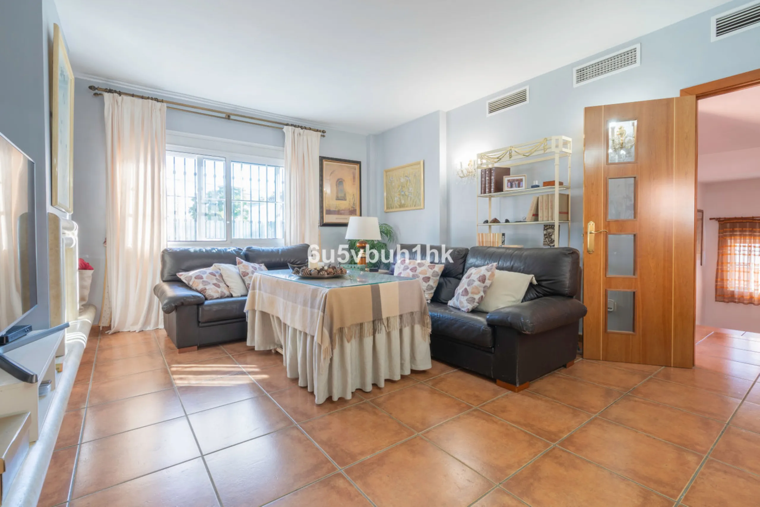 House - Semi-Detached House в продаже в Fuengirola, Málaga. В доме 4 спален и 4 ванных комнат. Площадь дома 265 м²