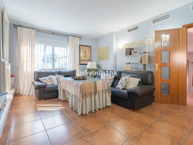 House - Semi-Detached House в продаже в Fuengirola, Málaga. В доме 4 спален и 4 ванных комнат. Площадь дома 265 м²