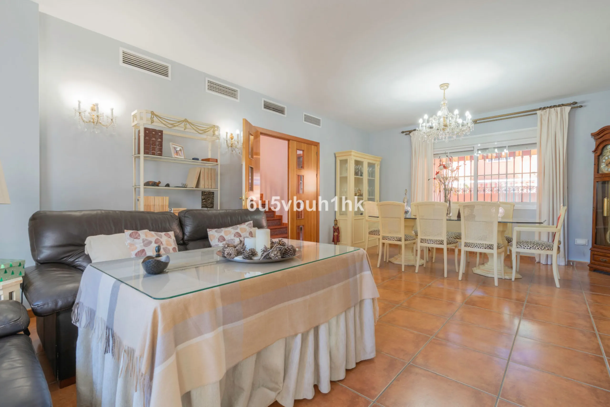 House - Semi-Detached House в продаже в Fuengirola, Málaga. В доме 4 спален и 4 ванных комнат. Площадь дома 265 м²