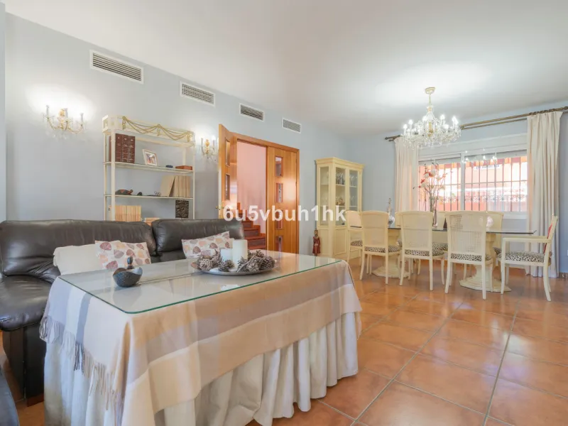 House - Semi-Detached House в продаже в Fuengirola, Málaga. В доме 4 спален и 4 ванных комнат. Площадь дома 265 м²