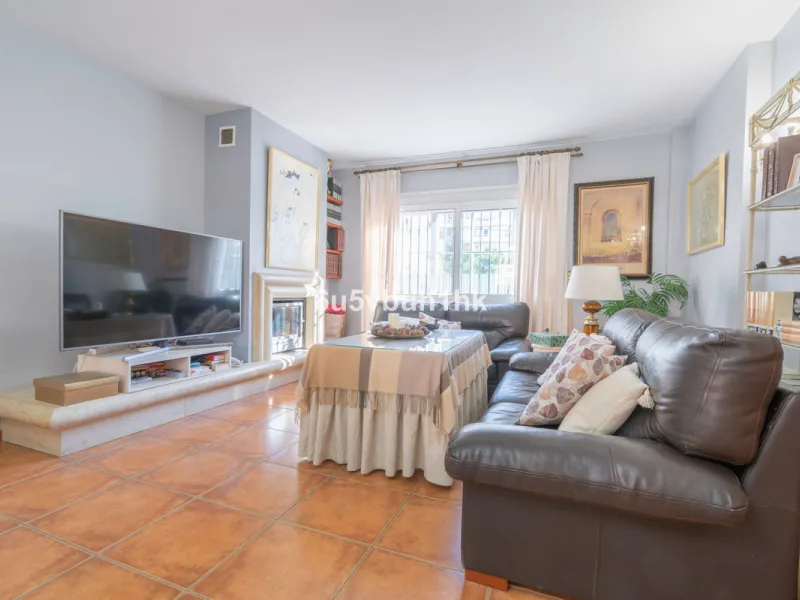 House - Semi-Detached House в продаже в Fuengirola, Málaga. В доме 4 спален и 4 ванных комнат. Площадь дома 265 м²