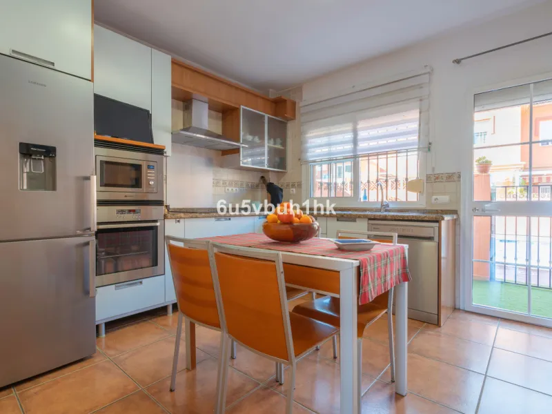 House - Semi-Detached House в продаже в Fuengirola, Málaga. В доме 4 спален и 4 ванных комнат. Площадь дома 265 м²