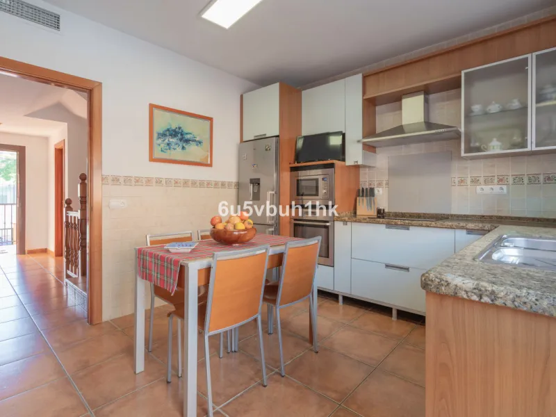 House - Semi-Detached House в продаже в Fuengirola, Málaga. В доме 4 спален и 4 ванных комнат. Площадь дома 265 м²