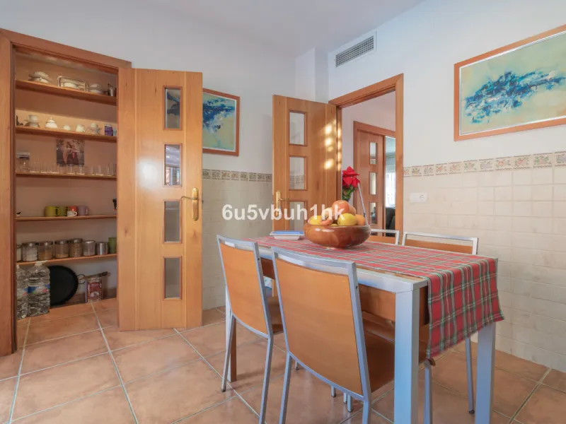 House - Semi-Detached House в продаже в Fuengirola, Málaga. В доме 4 спален и 4 ванных комнат. Площадь дома 265 м²