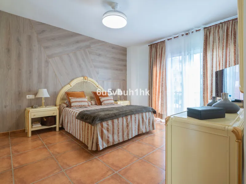 House - Semi-Detached House в продаже в Fuengirola, Málaga. В доме 4 спален и 4 ванных комнат. Площадь дома 265 м²