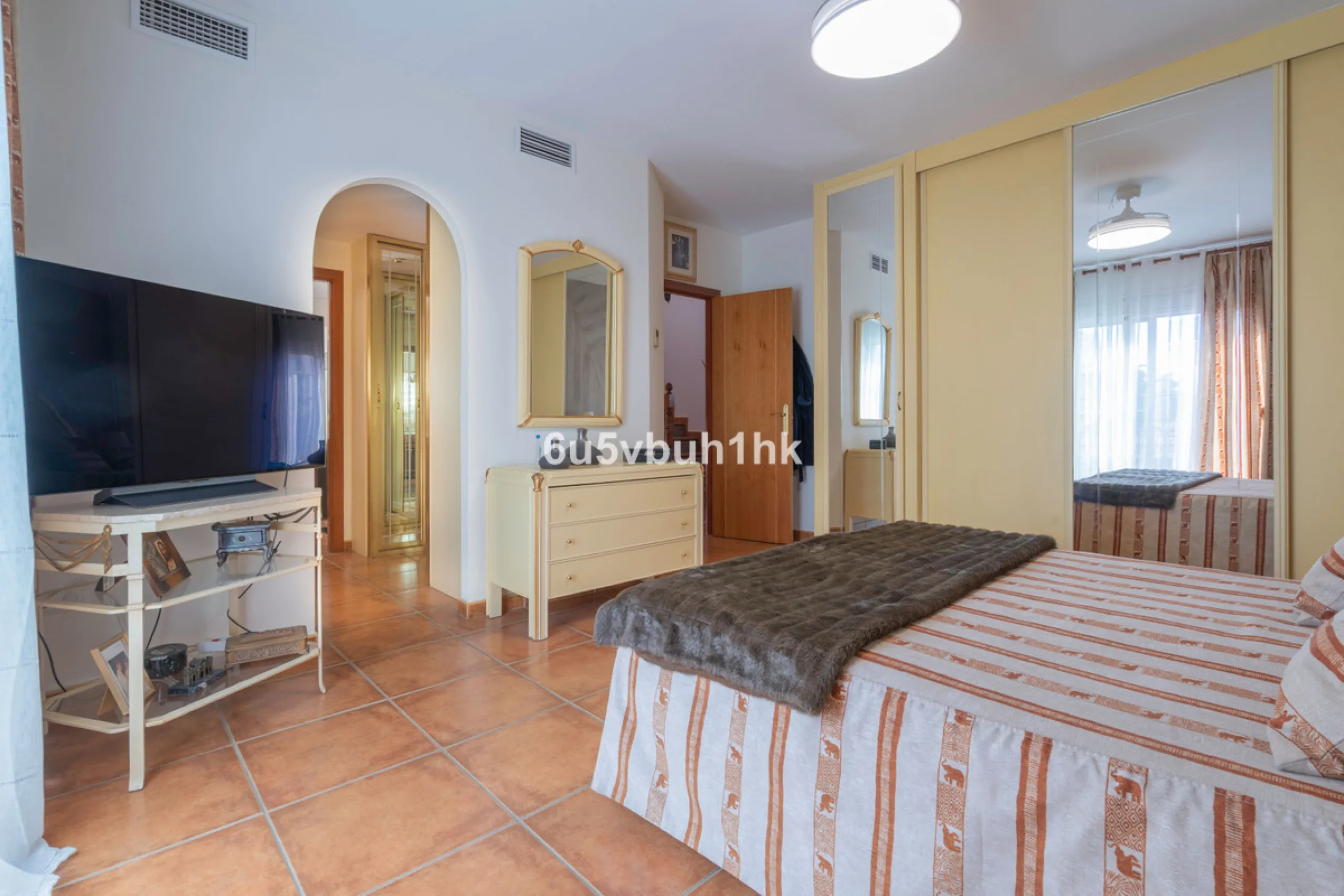 House - Semi-Detached House в продаже в Fuengirola, Málaga. В доме 4 спален и 4 ванных комнат. Площадь дома 265 м²