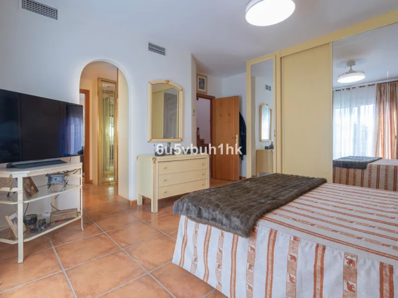 House - Semi-Detached House в продаже в Fuengirola, Málaga. В доме 4 спален и 4 ванных комнат. Площадь дома 265 м²