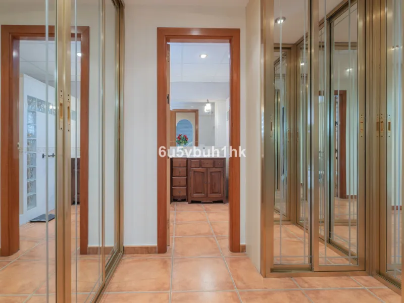 House - Semi-Detached House в продаже в Fuengirola, Málaga. В доме 4 спален и 4 ванных комнат. Площадь дома 265 м²