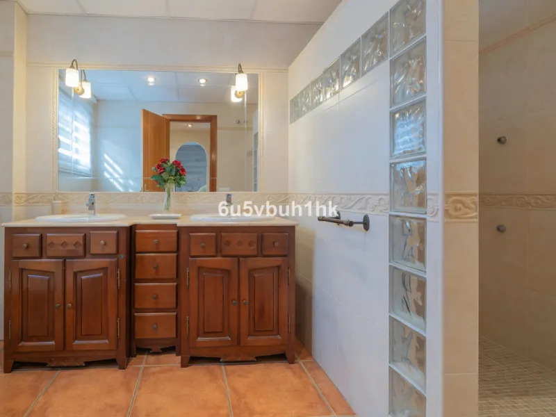 House - Semi-Detached House в продаже в Fuengirola, Málaga. В доме 4 спален и 4 ванных комнат. Площадь дома 265 м²