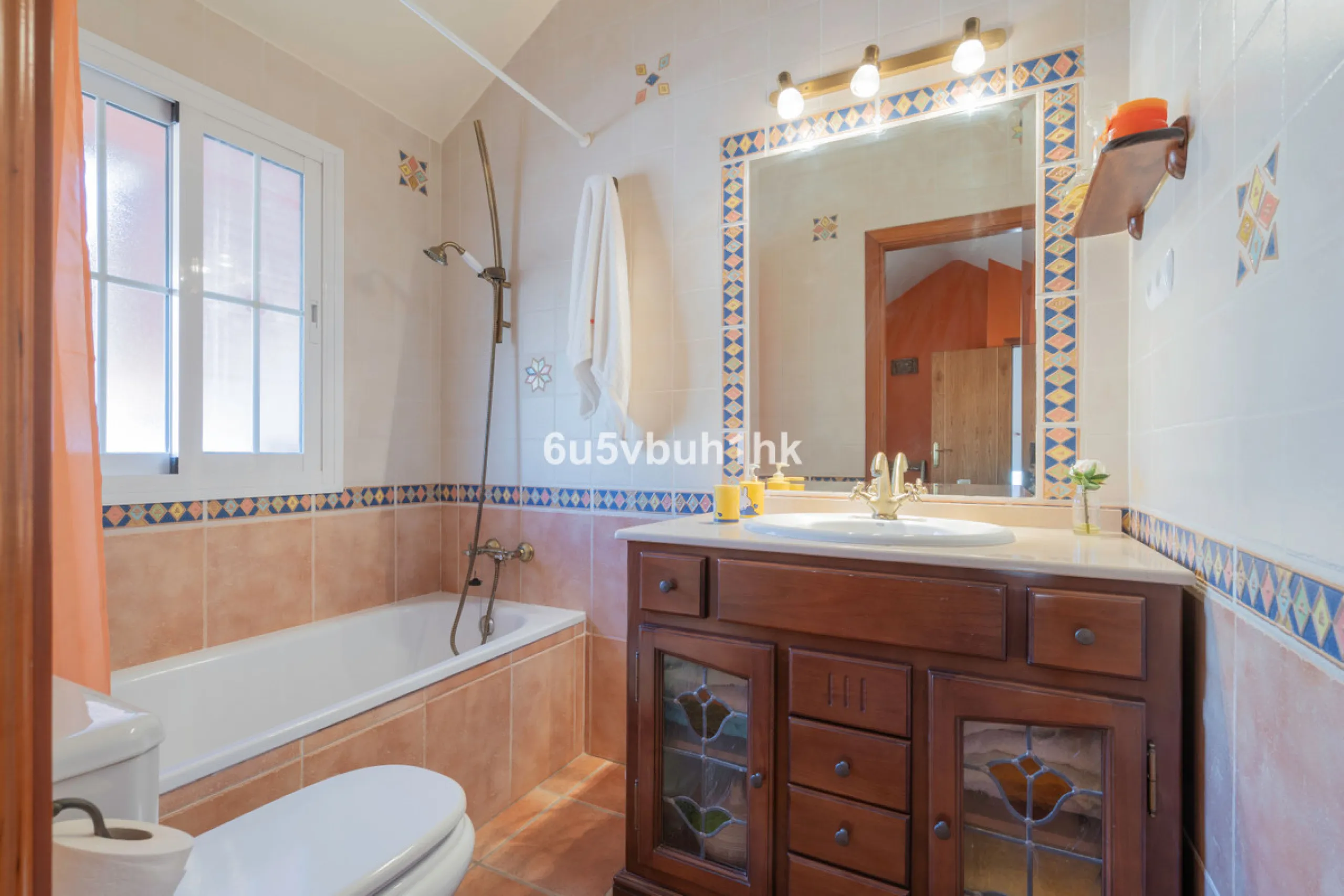 House - Semi-Detached House в продаже в Fuengirola, Málaga. В доме 4 спален и 4 ванных комнат. Площадь дома 265 м²