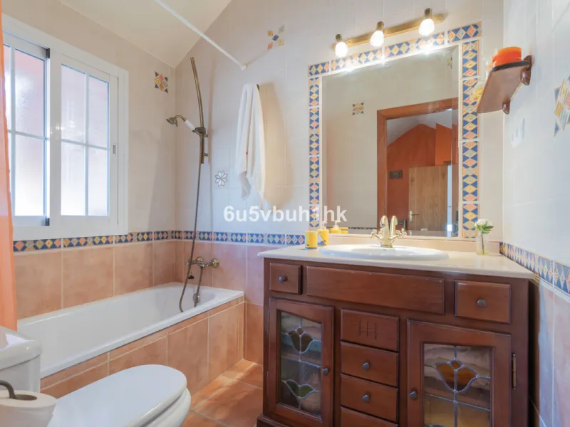 House - Semi-Detached House в продаже в Fuengirola, Málaga. В доме 4 спален и 4 ванных комнат. Площадь дома 265 м²