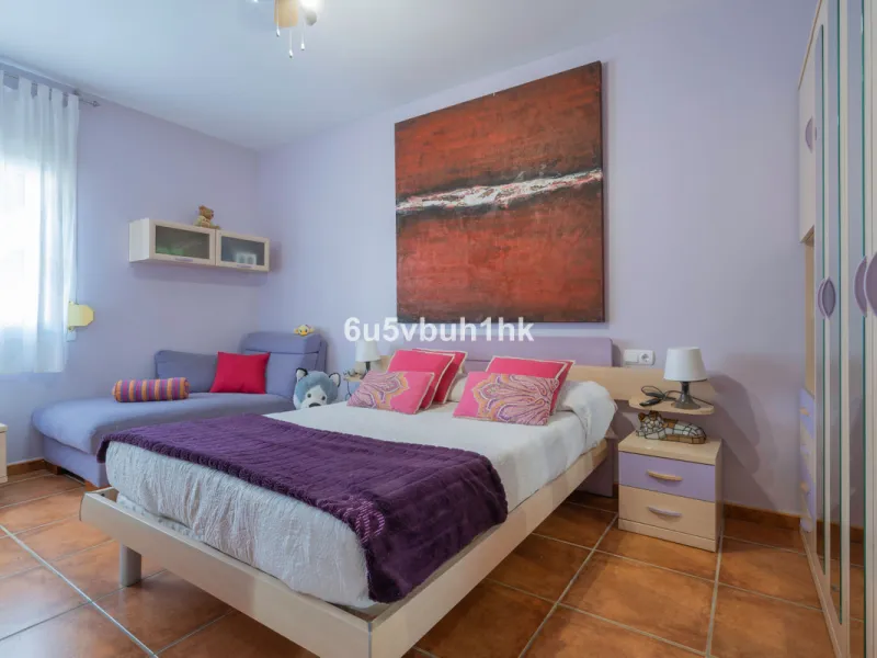 House - Semi-Detached House в продаже в Fuengirola, Málaga. В доме 4 спален и 4 ванных комнат. Площадь дома 265 м²