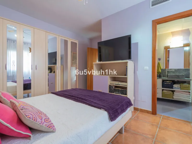 House - Semi-Detached House в продаже в Fuengirola, Málaga. В доме 4 спален и 4 ванных комнат. Площадь дома 265 м²