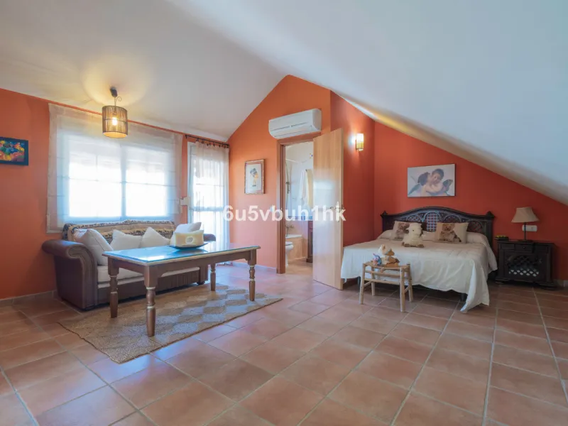 House - Semi-Detached House в продаже в Fuengirola, Málaga. В доме 4 спален и 4 ванных комнат. Площадь дома 265 м²