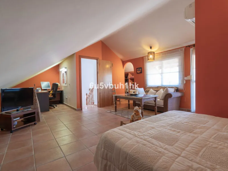House - Semi-Detached House в продаже в Fuengirola, Málaga. В доме 4 спален и 4 ванных комнат. Площадь дома 265 м²