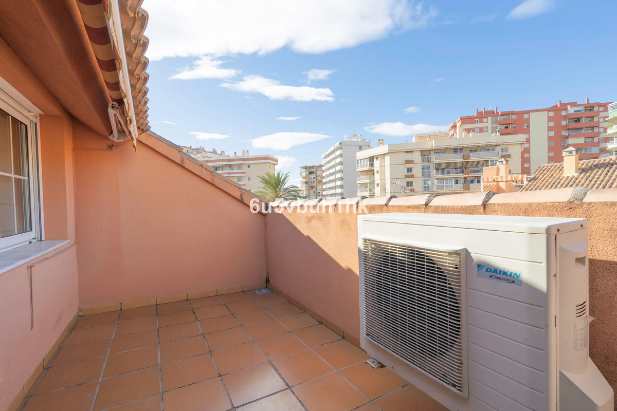 House - Semi-Detached House в продаже в Fuengirola, Málaga. В доме 4 спален и 4 ванных комнат. Площадь дома 265 м²