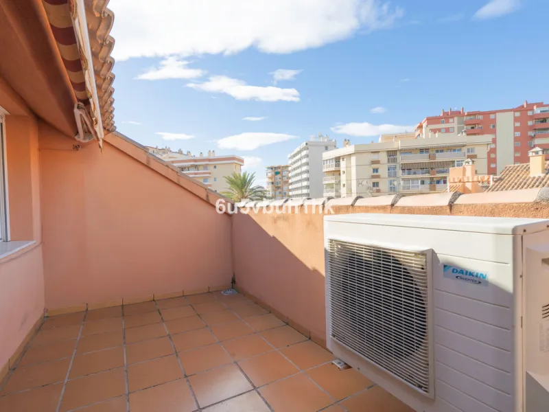 House - Semi-Detached House в продаже в Fuengirola, Málaga. В доме 4 спален и 4 ванных комнат. Площадь дома 265 м²