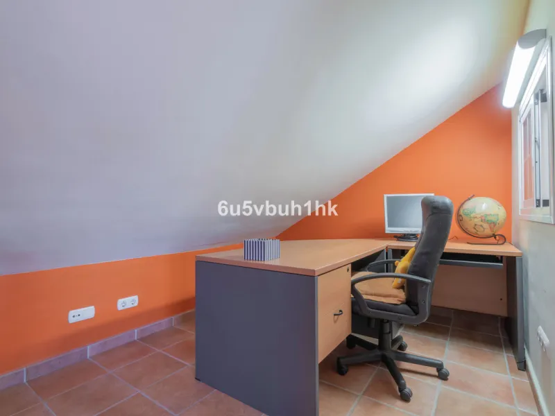 House - Semi-Detached House в продаже в Fuengirola, Málaga. В доме 4 спален и 4 ванных комнат. Площадь дома 265 м²