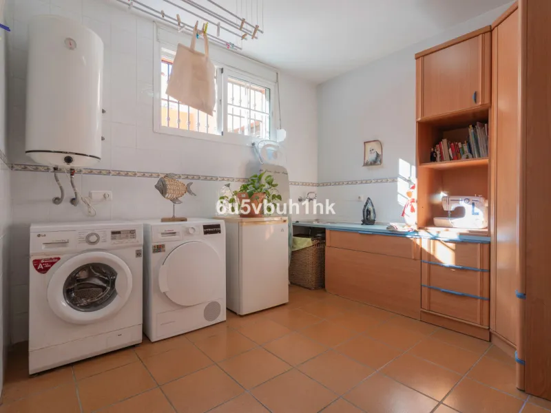House - Semi-Detached House в продаже в Fuengirola, Málaga. В доме 4 спален и 4 ванных комнат. Площадь дома 265 м²