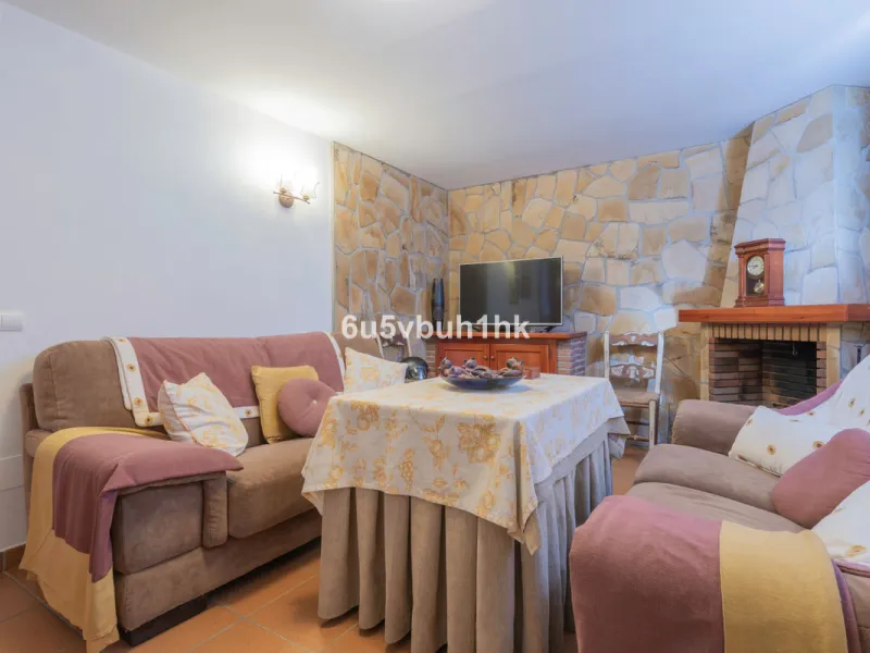 House - Semi-Detached House в продаже в Fuengirola, Málaga. В доме 4 спален и 4 ванных комнат. Площадь дома 265 м²