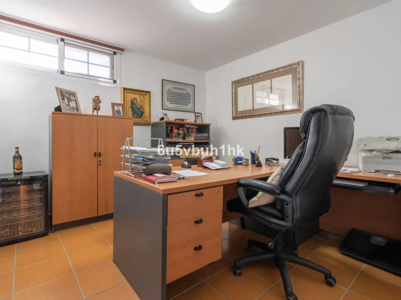 House - Semi-Detached House в продаже в Fuengirola, Málaga. В доме 4 спален и 4 ванных комнат. Площадь дома 265 м²