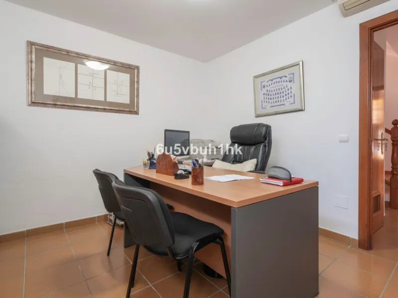 House - Semi-Detached House в продаже в Fuengirola, Málaga. В доме 4 спален и 4 ванных комнат. Площадь дома 265 м²