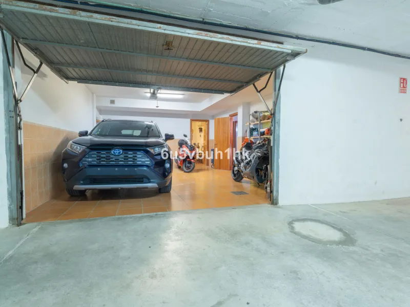 House - Semi-Detached House в продаже в Fuengirola, Málaga. В доме 4 спален и 4 ванных комнат. Площадь дома 265 м²